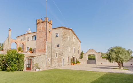 Entrada principal y patio